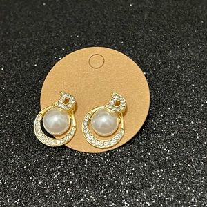 Women’s fashion jewelry. Simple White faux pearl with gold trim & rhinestones.